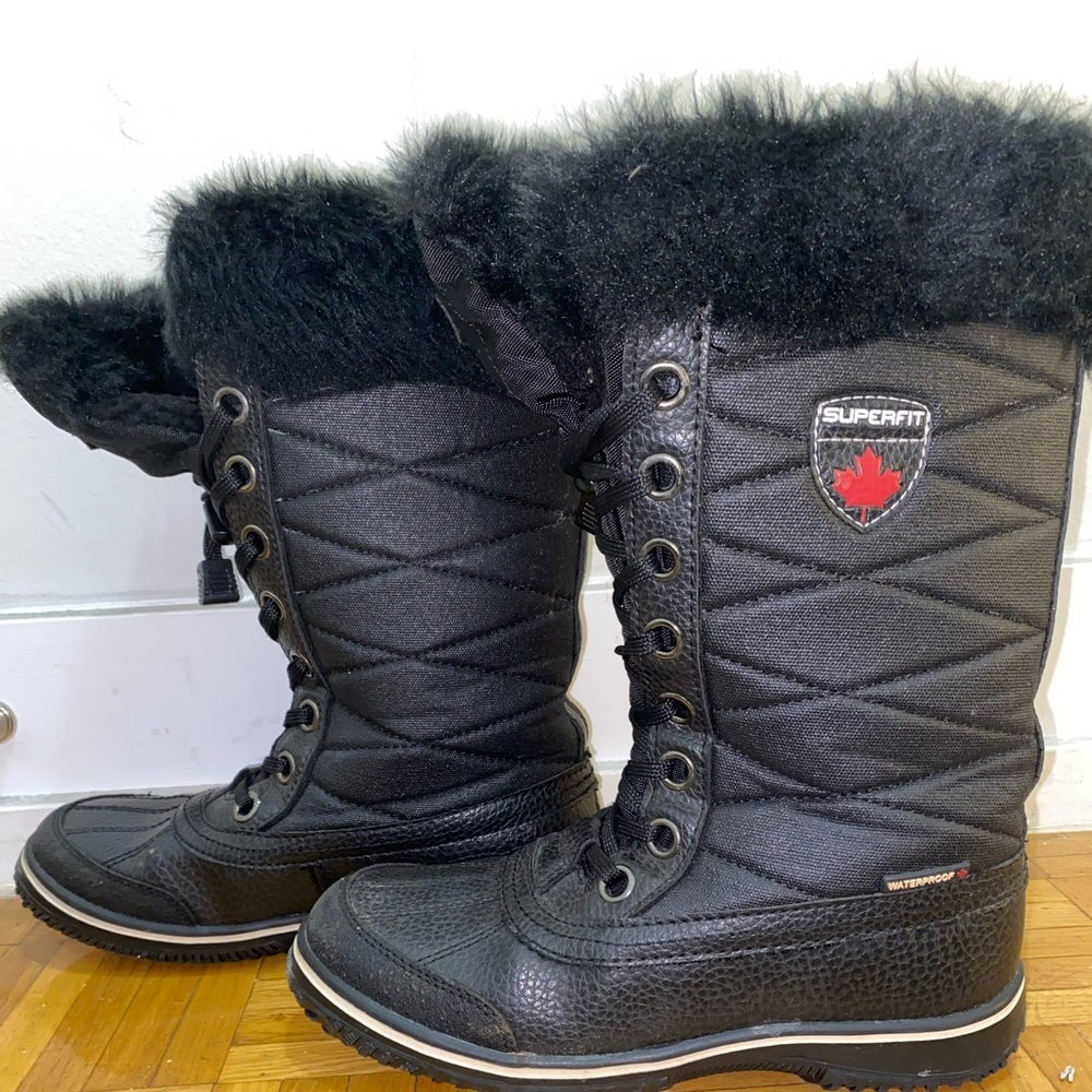 Woman fur lined snow boots. Super fit. Size 8. Black